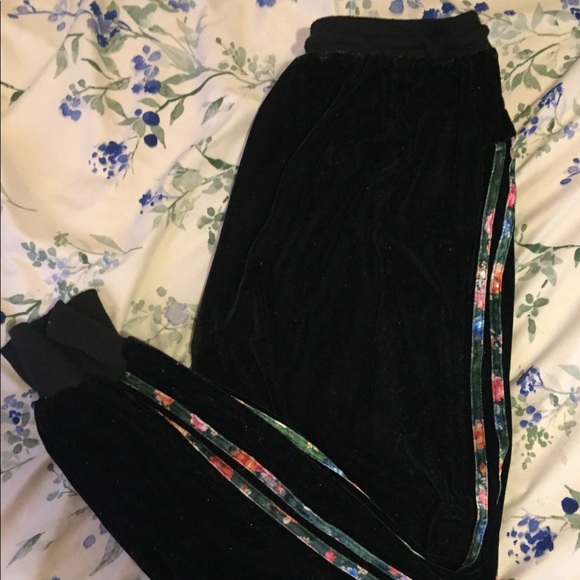 Fashion Nova velvet tracksuit w/ floral stripes - Picture 4 of 5